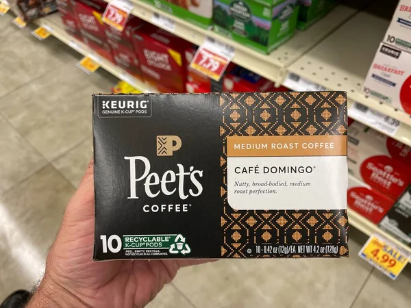 Augusta, Ga USA - 04: 15: 22: Perakende mağazasında Peets kahvesine el ele tutuşmak