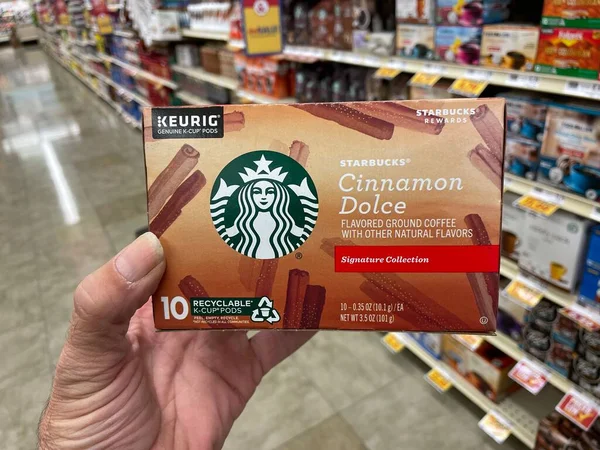 Augusta, Ga USA - 04: 15: 22: Starbucks kahve fincanları perakende satış mağazası