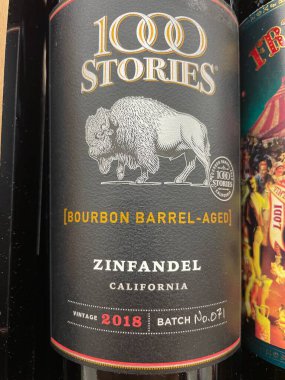Grovetown, Ga USA - 12: 15 Bir perakende mağazasının rafında şarap 1000 kat Zinfandel