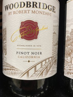 Grovetown, Ga USA - 12: 15 Perakende mağazasının rafında şarap Woodbridge Pinot Noir