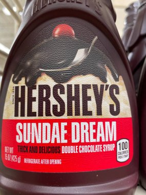Grovetown, Ga USA - 12: 15: 21: Bir perakende mağazasının rafındaki dondurma malzemeleri Hersheys Syrup Sundae
