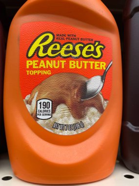 Grovetown, Ga USA - 12: 15: 21: Bir perakende mağazasının rafındaki dondurma malzemeleri Hersheys Syrup Reeses