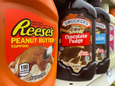 Grovetown, Ga USA - 12: 15: 21: Bir perakende mağazasının rafındaki dondurma malzemeleri Hersheys Syrup çeşitliliği