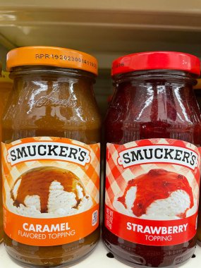 Grovetown, Ga USA - 12: 15: 21: Karamel Çileği 'nin tepesindeki bir perakende mağazasının rafındaki dondurma malzemesi