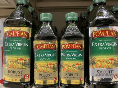 Grovetown, Ga USA - 12.15 Pompeian Robust mağazasının rafında zeytinyağı