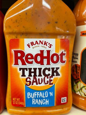 Grovetown, Ga USA - 12: 15: 21: Perakende satış mağazası baharatları Franks bufalo sosu