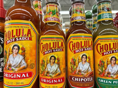Grovetown, Ga USA - 12: 15 21: Bir perakende mağazasının rafında Cholula Acılı sosu