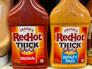 Grovetown, Ga USA - 02: 15 - 22: Perakende mağazası rafı Franks 'ın kalın acı sosu