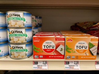 Grovetown, Ga USA - 1201 21: Raftaki tofu ve raf fiyat etiketi