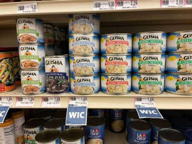 Grovetown, Ga USA - 12 01 21: Perakende mağazası raf suyu sandık fındıkları Asyalı bölüm fiyatları