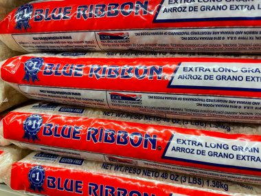 Grovetown, Ga USA - 12: 15 22: Pilav mağazası Mavi Kurdele torbaları düzgünce istiflenmiş