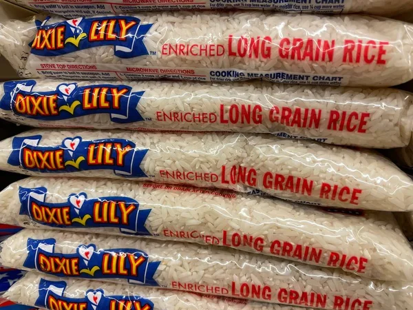 Grovetown, Ga USA - 12: 15, 22: Pirinç perakende mağazasında Dixie Lily güzelce istiflendi