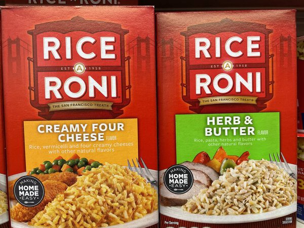 Grovetown, Ga USA - 12 15 22: Рис в розничном магазине Rice Roni Herb and Butter Creamy