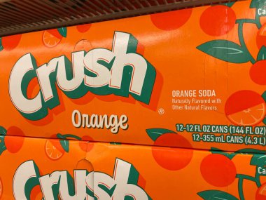 Grovetown, Ga USA - 04: 15: 22: Perakende mağazaları Crush soda turuncu 12 paket yan görünüm
