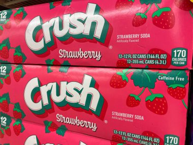 Grovetown, Ga USA - 04 15 - 22: Perakende mağazaları Crush soda Strawberry 12 paket