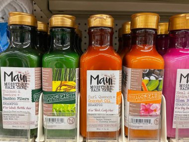 Grovetown, Ga USA - 04: 15: 22: Perakende mağazasındaki saç bakım ürünleri çeşitli aloe tabanlı şampuanlar