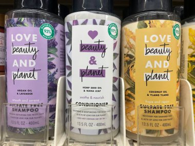 Grovetown, Ga USA - 04: 15: 22: Perakende mağazasındaki saç bakım ürünleri Aşk Güzelliği ve Gezegen Çeşitliliği