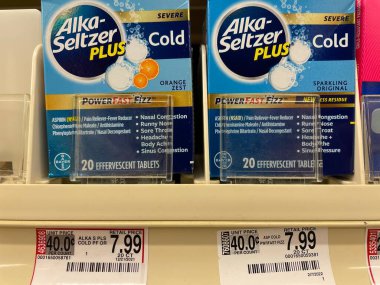 Grovetown, Ga USA - 04: 15: 22: Perakende mağazası Alka Seltzer ve fiyat etiketleri