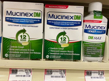 Grovetown, Ga USA - 04: 15 - 22: Perakende satış mağazası bölümü Mucinex 12 saat ve fiyat etiketi