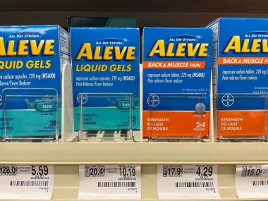 Grovetown, Ga USA - 04: 15: 22: Perakende satış mağazası Aleve ve raf fiyat etiketleri