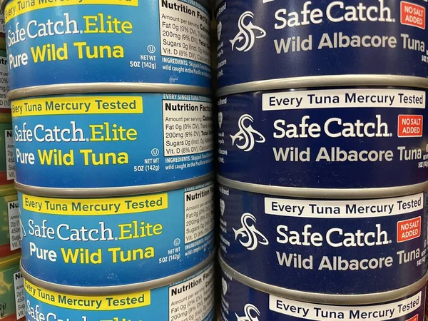 Grovetown, Ga USA - 04: 20 22: Perakende mağazası rafı Albacore Kasası