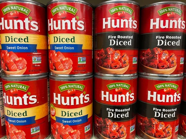 Grovetown, Ga USA - 04: 20 22: Perakende mağaza rafı domates sosu avlıyor