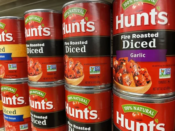 Grovetown, Ga USA - 04: 20 22: Perakende mağazası domates sosu çeşitliliğini avlıyor