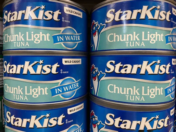 Grovetown, Ga USA - 04: 20 22: Satış mağazası rafı Starkist ton balığı konservesi