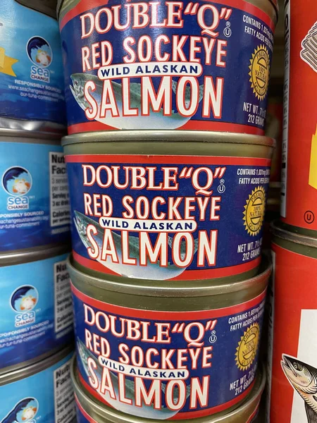 Grovetown, Ga USA - 04: 20 22: Perakende mağaza rafı Double Q Somon konserve içinde