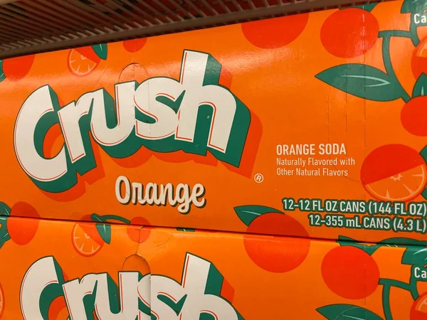 Grovetown, Ga USA - 04: 15: 22: Perakende mağazaları Crush soda turuncu 12 paket yan görünüm