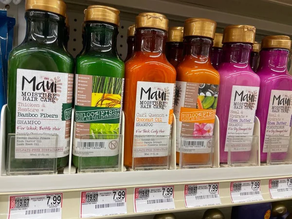 Grovetown, Ga USA - 04: 15 15: 22: Perakende mağazasındaki ürünler ve fiyat etiketleri