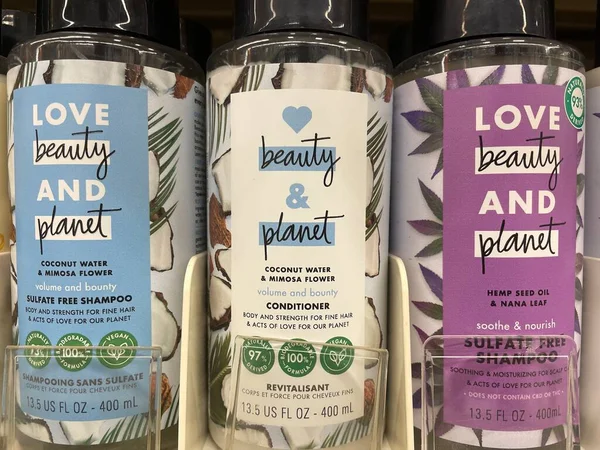 Grovetown, Ga USA - 04: 15: 22: Perakende mağazasındaki saç bakım ürünleri Aşk Güzelliği ve Gezegen Önü Görünümü