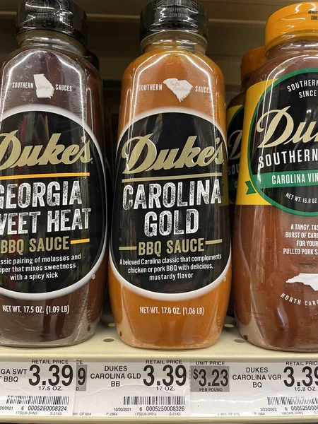 Grovetown, Ga USA - 04: 15: 22: Perakende mağazası rafı Dukes Barbekü sosu çeşitliliği