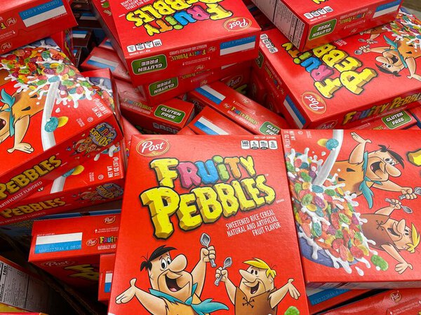 Grovetown, Ga USA - 04 15 22: Розничный магазин Fruity Pebbles cereal in a bin