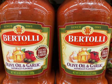 Grovetown, Ga USA - 04: 30 22: Perakende satış mağazası Sosu Bertolli Ekstra Zeytinyağı