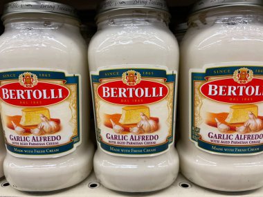 Grovetown, Ga USA - 04: 30 22: Perakende satış mağazası Sosu Bertolli Sarımsaklı Alfredo