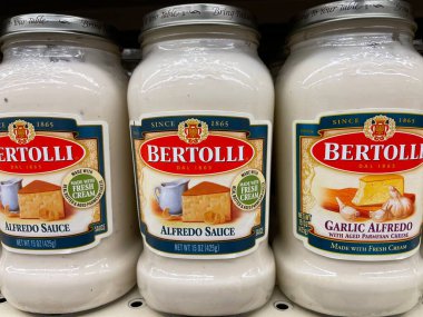 Grovetown, Ga USA - 04: 30 22: Perakende satış mağazası sosu Bertolli Alfredo sosu
