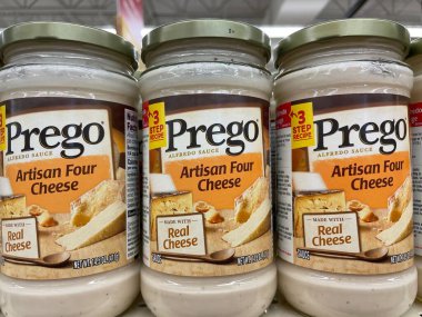Grovetown, Ga USA - 04: 30 22: Perakende satış mağazası spagettisi Prego Prego Dört peynir alfredo