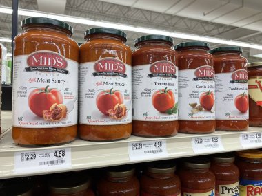 Grovetown, Ga USA - 04: 30 22: Perakende satış mağazası mighetti sosu etiketleri ve fiyatları