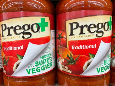 Grovetown, Ga USA - 04: 30 22: Perakende mağazası rafı Prego geleneksel sos