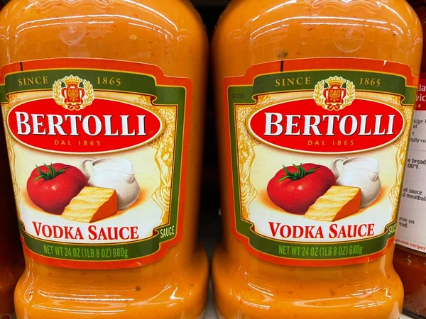 Grovetown, Ga USA - 04: 30 22: Perakende satış mağazası sosu Bertolli Votka sosu