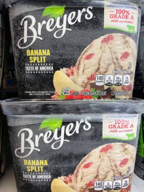Grovetown, Ga USA - 03 05: 22: Dondurmacı perakende bölümü Breyers Banana bölündü