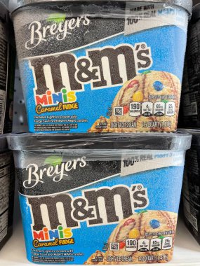 Grovetown, Ga USA - 03 05: 22: Dondurmacı perakende bölümü Breyers M & Ms