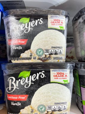 Grovetown, Ga USA - 03 05: 22: Perakende satış mağazası dondurmacısı Breyers Vanilla şekersiz
