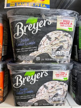 Grovetown, Ga USA - 03 05: 22: Perakende mağazası Dondurma Bölümü Breyers Cookie parçalandı