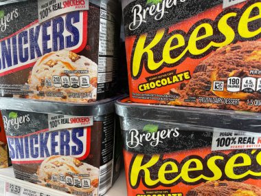 Grovetown, Ga USA - 03 05: 22: Perakende mağazası dondurma bölümü Breyers Variety