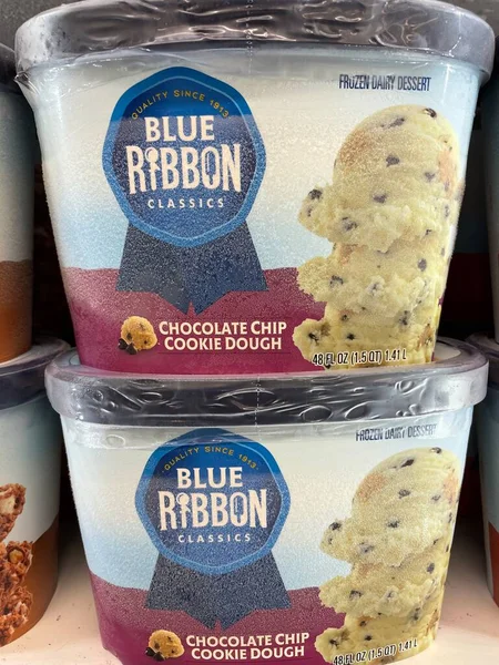 Grovetown, Ga USA - 03 05: 22: Perakende satış mağazası dondurma bölümü Mavi Kurabiye hamuru