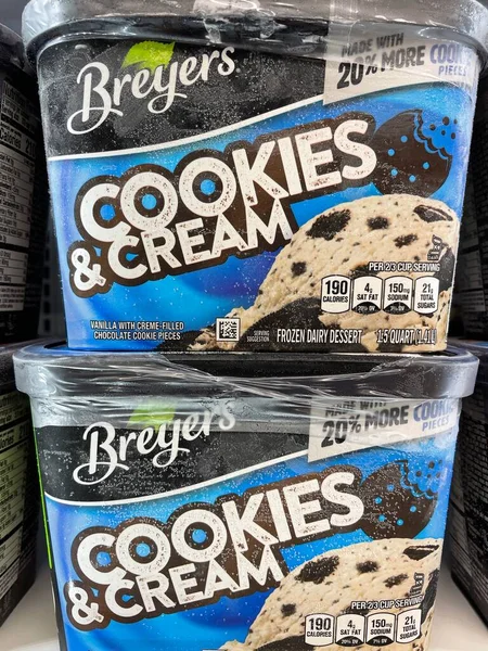 Grovetown, Ga USA - 03 05: 22: Perakende mağazası Dondurma bölümü Breyers Kurabiyeleri ve krema