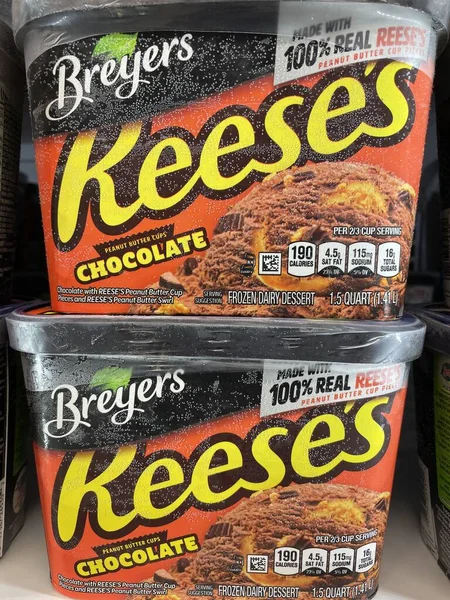 Grovetown, Ga USA - 03 05: 22: Dondurmacı perakende bölümü Breyers Reeses