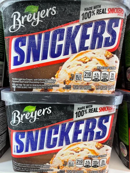 Grovetown, Ga USA - 03 05: 22: Dondurmacı perakende bölümü Breyers Snickers